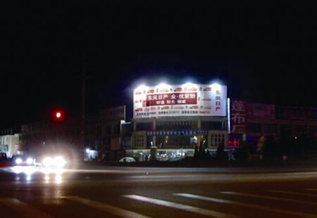 淄博 张店至桓台主干道，路东南角 楼顶三面翻广告牌  编号：KDGG-ZB-002
