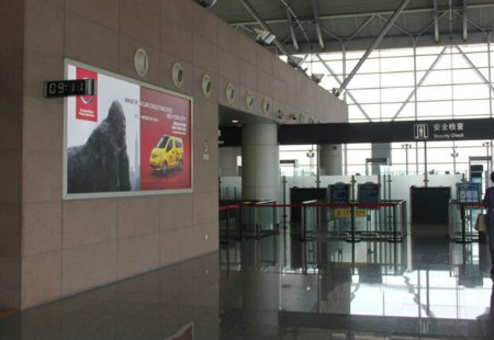 郑州 新郑国际机场国内二楼国际出发安检口侧墙灯箱 编号：YSW-ZZ-017