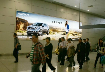 郑州 新郑国际机场国内到达电梯口下方东面侧墙灯箱 编号：YSW-ZZ-046