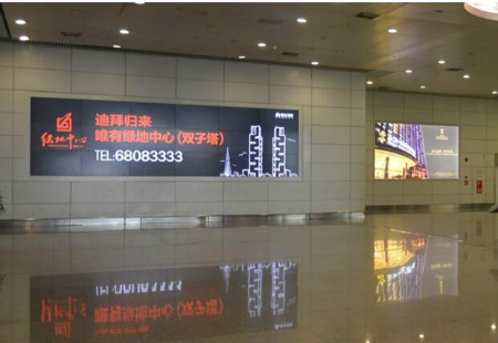 郑州 新郑国际机场国内下电梯口正前方墙面拼屏 编号：YSW-ZZ-054