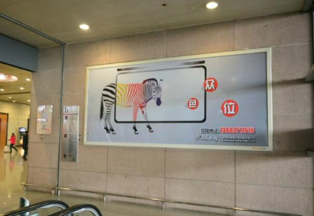 郑州 新郑国际机场国内到达4号门5号门中间电梯口灯箱 编号：YSW-ZZ-068
