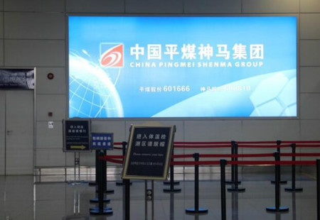 郑州 新郑国际机场国际下电梯口正前方墙面灯箱 编号：YSW-ZZ-072