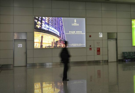 郑州 新郑国际机场国内到达西电梯口下前方灯箱 编号：YSW-ZZ-056