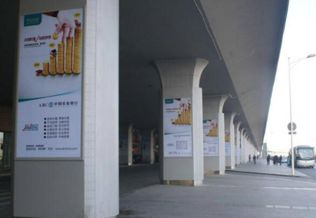 郑州 新郑国际机场引桥下方北侧包柱灯箱 编号：YSW-ZZ-080