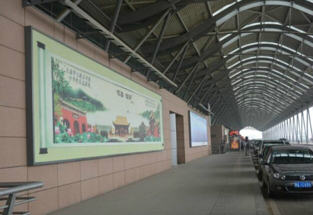 郑州 新郑国际机场出发高架桥入口侧墙看板 编号：YSW-ZZ-081