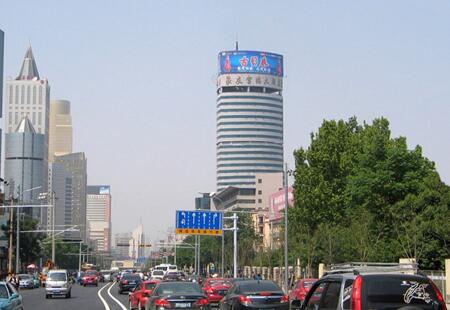 山东济南市商场媒体泺源大街良友富临大酒店楼顶 楼顶大牌编号：BDGG-JN-001