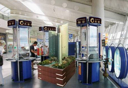 山东青岛市机场媒体国内出发候机厅国内到达大厅展台编号：TRGG-QD-011