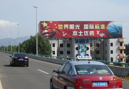 山东高速媒体青银高速机场路800米处立柱编号：TRGG-QD-013