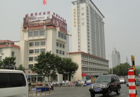 临沂 临沂金一路与沂州路交汇金坛沂州宾馆楼顶 楼顶喷绘  编号：TRGG-LY-002