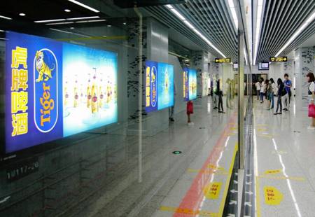 江苏苏州市 地铁媒体 苏州地铁1、2号线站点内站台路轨内侧或中间和站厅通道处 12封灯箱B级 编号：DGCM-SZ-004