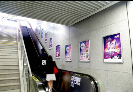 江苏苏州市 地铁媒体 梯牌 1、2号线全线站点/200块/6联装 位于梯顶站厅与地面的上下楼梯处 编号:DGCM-SZ-016