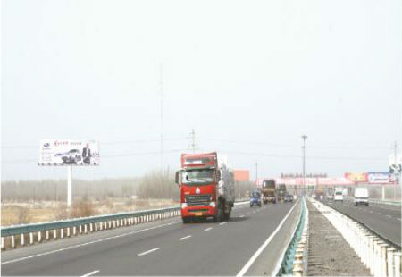 乌鲁木齐   高速媒体 吐乌大高等级公路与乌奎高速、河滩快速路交接处乌拉泊段  高立柱  编号：GYWL-WLMQ-010
