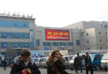 乌鲁木齐  楼宇媒体  国家二类口岸边疆宾馆市场内一期市场与二期市场之间  LED全彩屏  编号：SSKJ-WLMQ-003