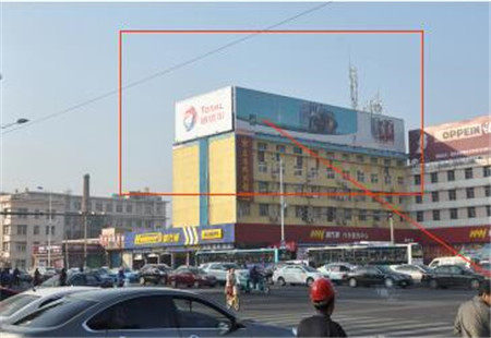 山东省烟台市 公共活动场所媒体 烟台芝罘屯路、幸福南路和幸福路三条市区主干道交汇处新万源汽车装饰楼顶广告牌 射灯三面翻看板 编号：JHGG-YT-017