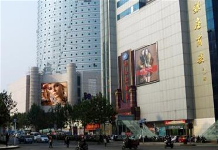 山东省济南市商场媒体济南八一商圈地标屏——八一银座商城LED编号：HEM-JN-002