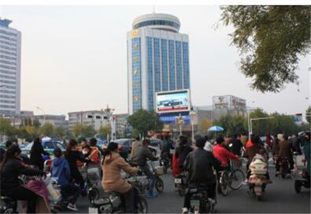山东省德州市 写字楼媒体德州市政主干道繁华路口——德州大酒店电子屏编号：HEM-DZ-023