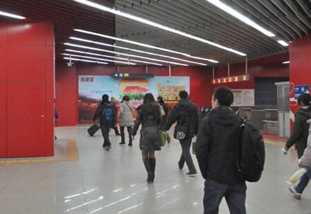 北京 市内轨道媒体 地下一层2号线换乘13号线通道  墙贴  编号：YLCM-BJ-006