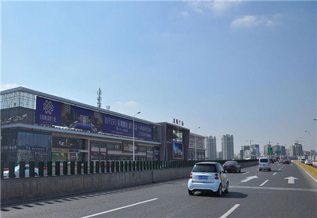 上海市交通路网媒体内环高架浦东龙阳路地铁广场屋顶北楼顶大牌编号：SH-GJ-1010