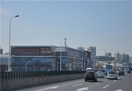 上海市交通路网媒体内环高架浦东龙阳路地铁广场屋顶东楼顶大牌编号：SH-GJ-1015