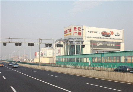 上海市机场媒体机场北通道北侧川沙路西侧金汇广场东侧楼顶大牌编号：SH-GS-1013