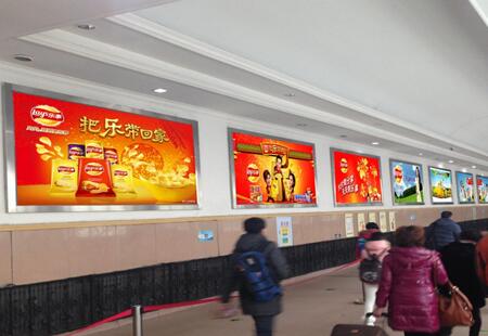 黑龙江哈尔滨市火车媒体哈尔滨火车站高架第一候车厅检票口墙面灯箱编号:LSXCM-HEB-043