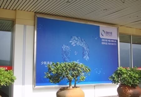 西双版纳 机场国内到达厅入口门口左侧 单面看板  编号：YN-M