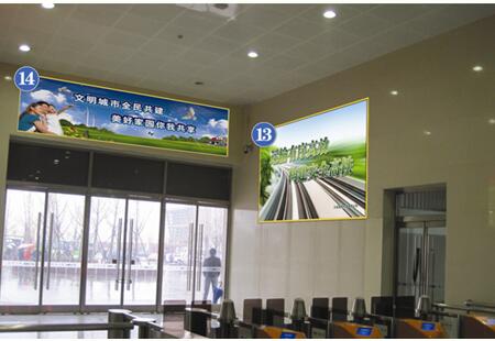 营口营口东站出站口右侧广告牌  广告牌  编号：BCCM-YK-002