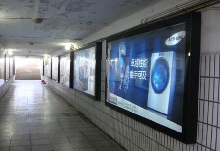 内蒙古乌拉特前旗市乌拉特前旗站 灯箱媒体 出站通道  滚动灯箱  编号：BCXK-WLT-001