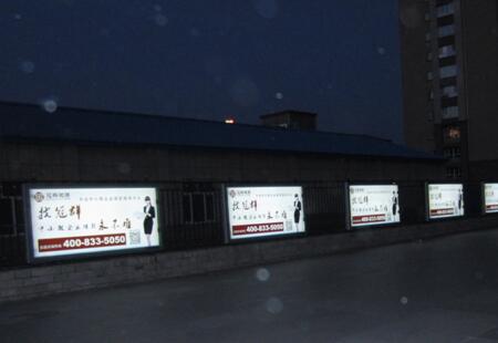 内蒙古赤峰市赤峰站 灯箱媒体 站台围挡  固定灯箱 滚动灯箱  编号：BCXK-CF-001