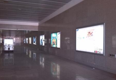 新疆克拉玛依市克拉玛依站灯箱媒体 出站通道 固定灯箱   编号：BCXK-KLMY-001