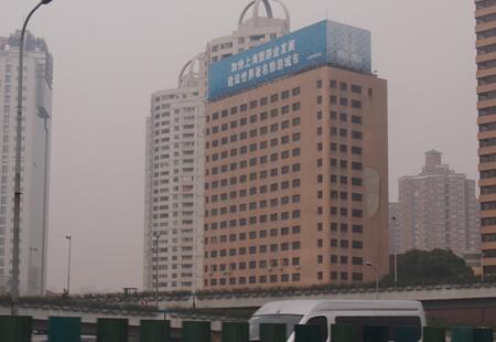 上海市写字楼媒体中山西路2525号华亭宾馆楼顶（内环高架路与沪闵高架路交汇处）楼顶大牌编号:HWCM-SH-002