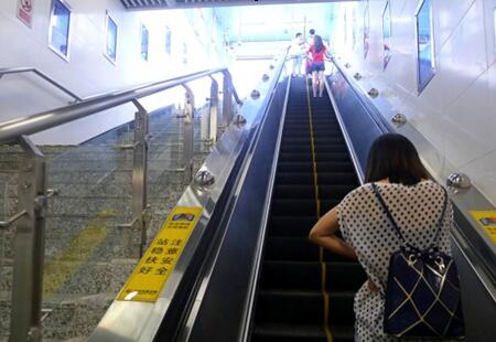 湖南长沙市地铁媒体地铁2号线全线进出站通道阶梯两侧的墙面扶梯编号：ZWCM-CS-007