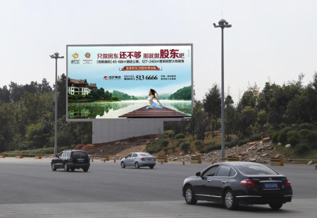 云南昆明市机场高速媒体出机场收费站北侧（入城方向出收费站200米处）LED编号：KJGG-KM-003
