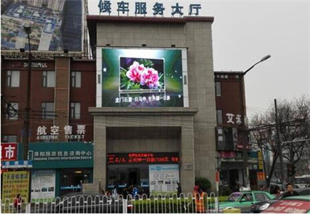 河南洛阳市火车媒体火车站广场出站口及洛阳市公交车站马路正对面LED编号：SXGG-LY-002