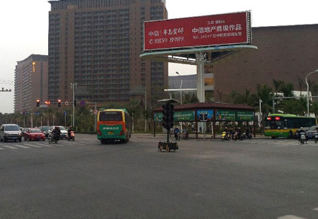海南三亚市交通路网媒体三亚市凤凰路与河东路交叉口东侧三面翻编号：XLCM-SY-002