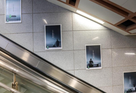 陕西西安市地铁媒体地铁一号线A++级地面通往站厅的扶梯两侧看板编号：BNCM-XA-018