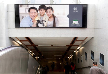 陕西西安市地铁媒体地铁一号线A+级地面通往站厅的扶梯上方LED编号：BNCM-XA-037