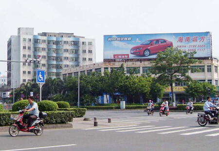 海南海口市交通路网媒体海口滨海大道与龙华路交界路口楼顶多面翻编号：GDCM-HK-001