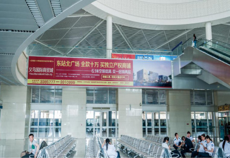 内蒙古呼和浩特高铁媒体呼和浩特东站一楼候车厅扶手电梯西侧灯箱编号：BYGG-HHHT-003