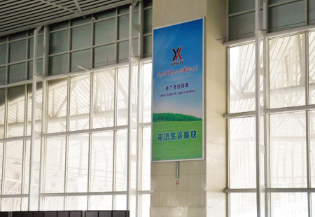 内蒙古呼和浩特高铁媒体呼和浩特东站二楼候车厅东西墙墙面灯箱编号：BYGG-HHHT-008