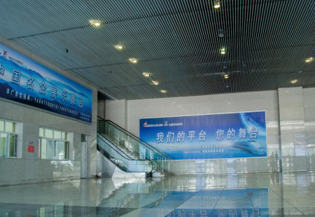 内蒙古呼和浩特高铁媒体呼和浩特东站出站口1站台西侧面南灯箱编号：BYGG-HHHT-021