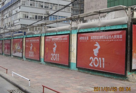 河南洛阳市公交媒体万达广场停车场门口候车亭灯箱编号：TYS-LY-001