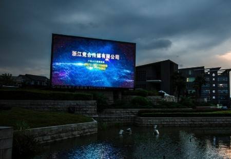 浙江杭州市交通路网媒体吴山广场中央喷泉旁LED编号：SJCM-HZ-001