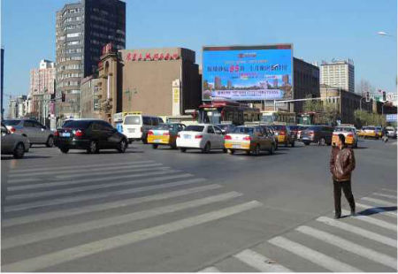 吉林长春市交通路网媒体人民大街与北京大街交汇处胜利公园正门对面LED编号：YXWH-CC-004