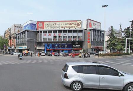 江苏徐州市商场媒体淮塔东路与解放南路交叉处东北角太原广场楼顶朝南、朝西南方向楼顶大牌（多面翻）编号：ZDGG-XZ-001