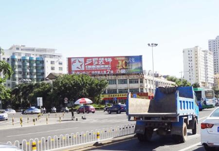 海南海口市交通路网媒体海口滨海大道与龙华路交界路口楼顶楼顶大牌编号：BYZT-HK-002