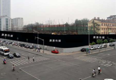 山东济南市交通路网媒体七里河路与华龙路交叉口围挡编号：JNKH-JN-023
