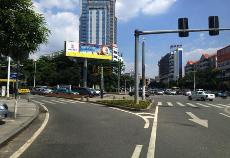 广东东莞市交通路网媒体莞城区旗峰路与东城路交汇立柱编号：BYZT-DG-015