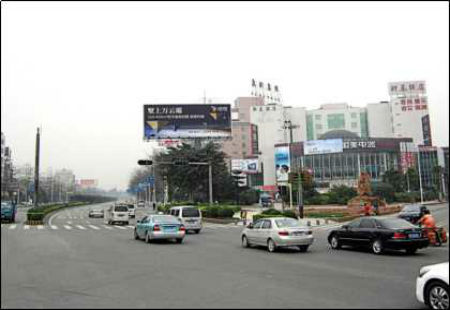 广东东莞市交通路网媒体南城区莞太路与新基路交汇处国美电器立柱编号：BYZT-DG-023