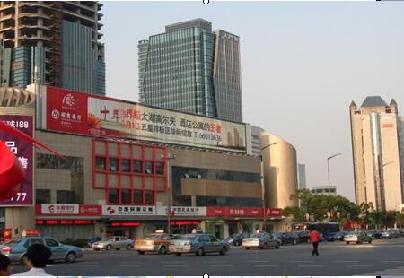 江苏苏州市写字楼媒体苏州新区商业中心主干道金狮大厦楼顶大牌编号：ZGL-SZ-001